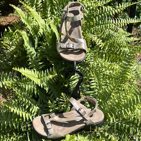 Taos Bea Gold Metallic Sandals with 3 Adjustable Straps•Size 7 - Picture 3 of 14